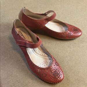 Pikolinos Leather Mary Jane Wedge Shoes Red Cutout Floral Size 39 (US 8.5–9)